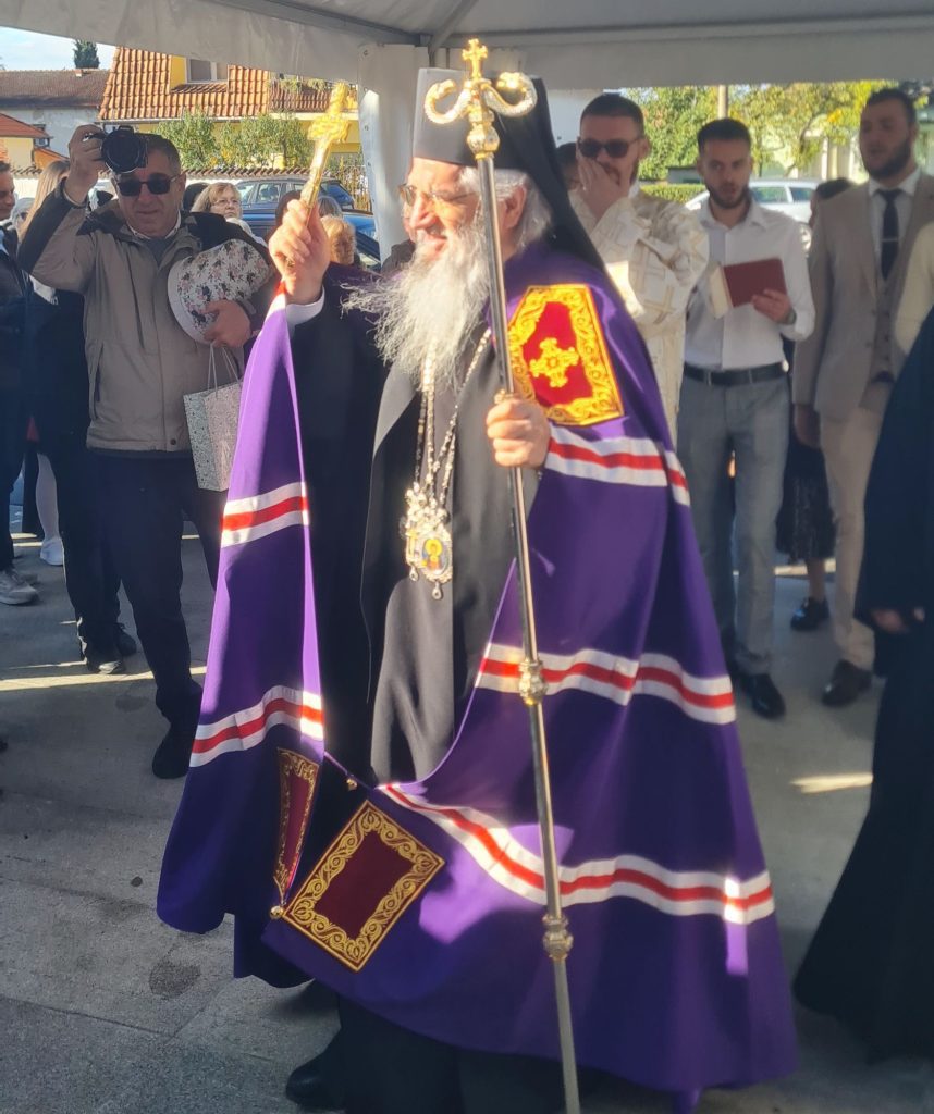 Episkop Jovan služio liturgiju u hramu Svete Petke na Koloniji u Smederevskoj Palanci 2