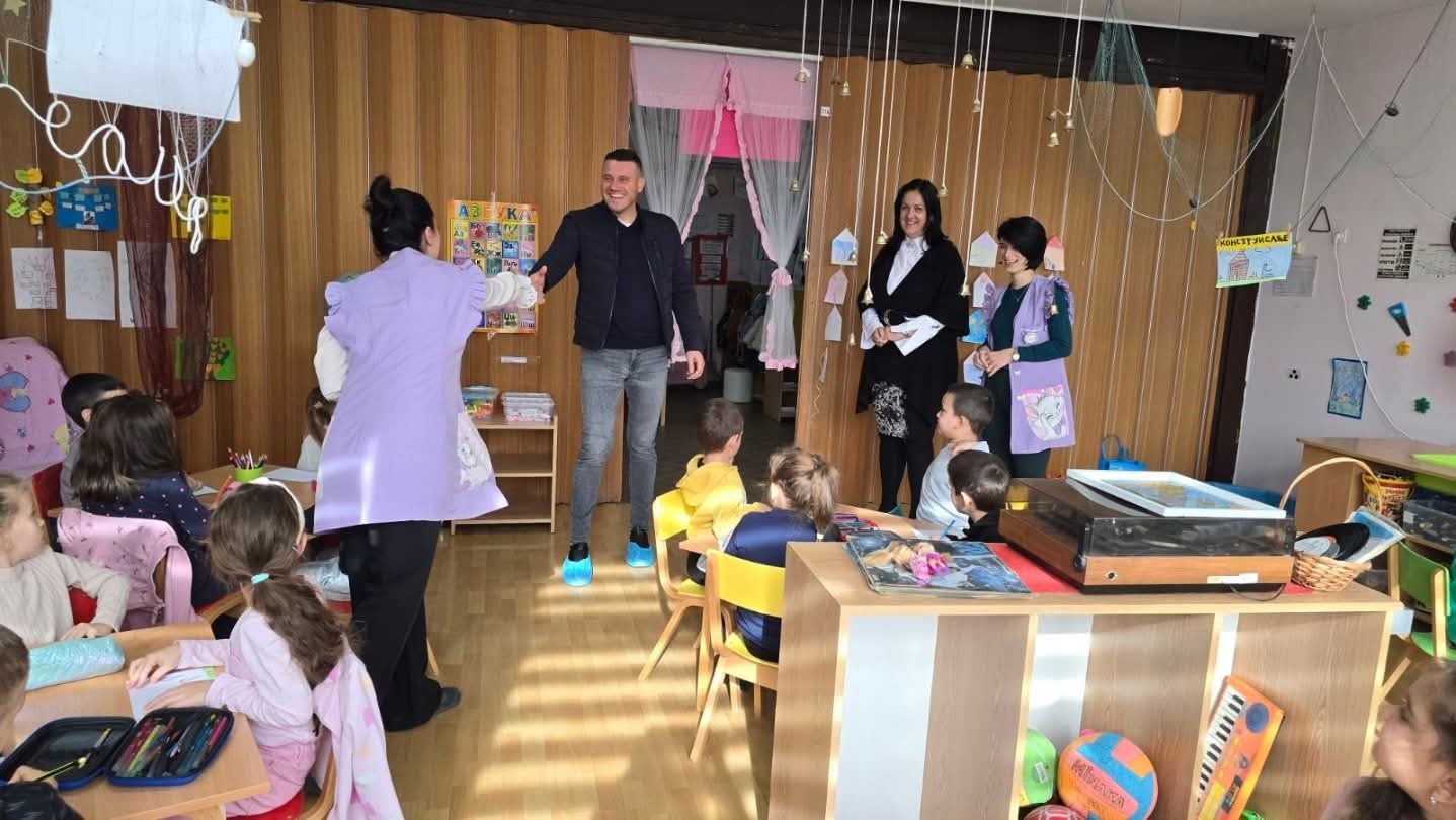 Nikola Vučen uručio besplatne knjige mališanima u vrtićima 1
