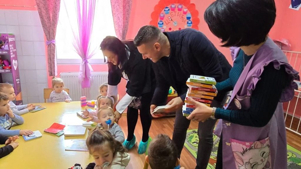 Nikola Vučen uručio besplatne knjige mališanima u vrtićima 3