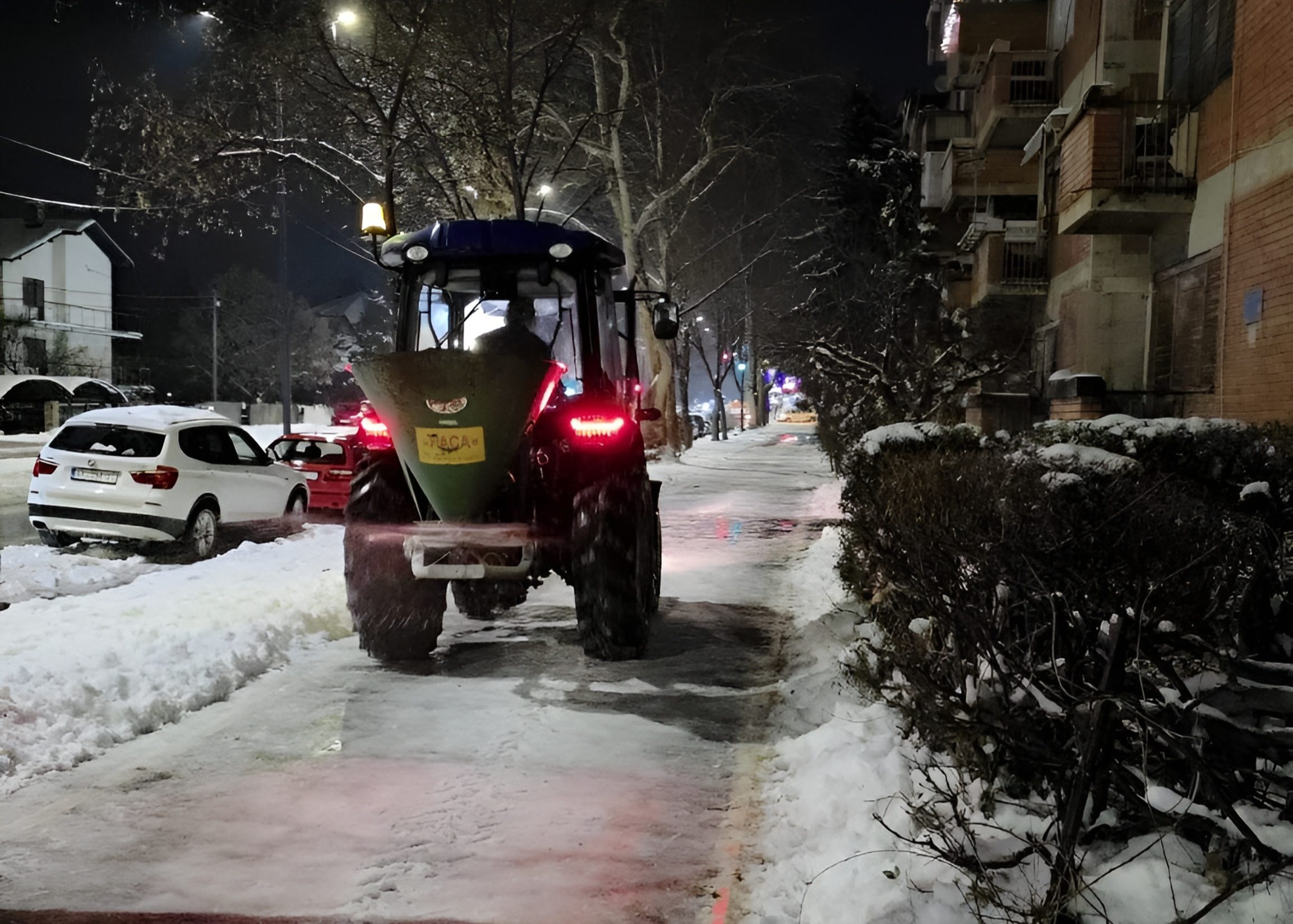 Mehanizacija čisti trotoare u naselju Kolonija 4