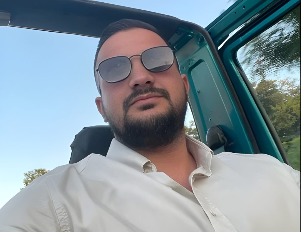 POLICAJAC HEROJ GOLORUK SAVLADAO NAORUŽANOG PLJAČKAŠA: PUCAO NA NJEGA NASRED ULICE, ON GA PRIVEO BEZ ORUŽJA 2