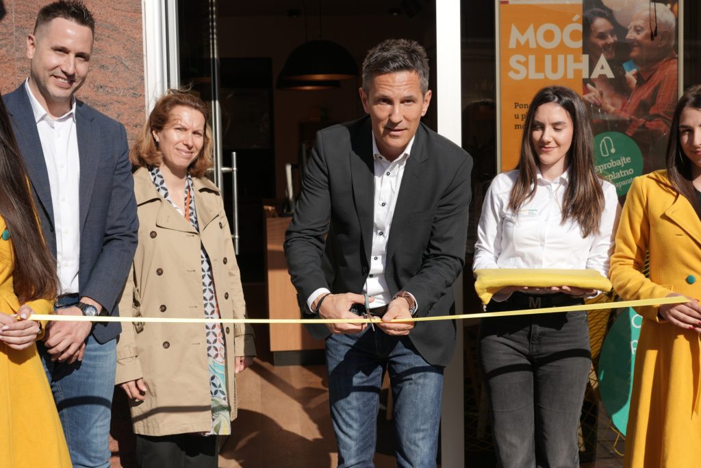 OTVOREN NOVI NEUROTH SLUŠNI CENTAR: Austrijski lider u oblasti slušnih aparata stigao u Mladenovac - Palanka info OTVOREN NOVI NEUROTH SLUŠNI CENTAR: Austrijski lider u oblasti slušnih aparata stigao u Mladenovac - Palanka info