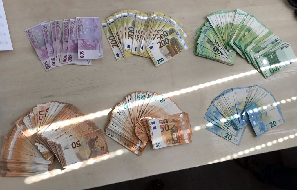 PAO TRANSPORTNI KLAN: ŠVERCOVALI VIŠE OD TONE DROGE ŠIROM EVROPE, POLICIJA ODUZELA STAN OD POLA MILIONA EVRA - Palanka info