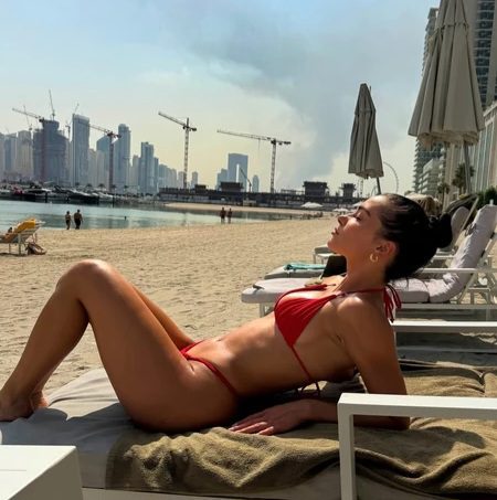 NASLOV: DOK DUBAI GORI, ANJA BLA SE SUNČA: Influenserka šokirala objavama dok iza nje kulja dim od eksplozija 4