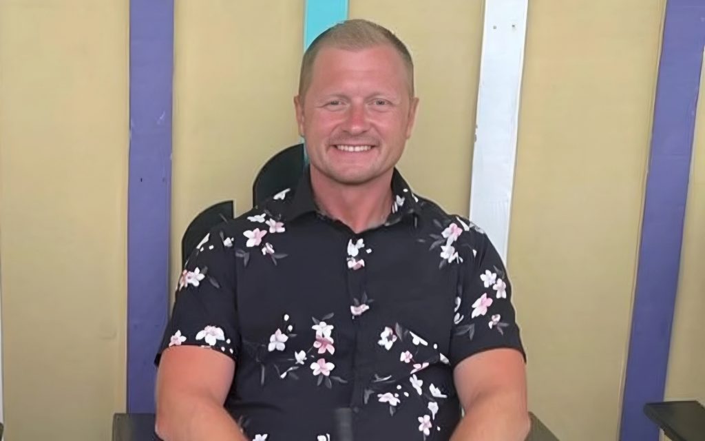 OVO JE TRENUTAK KADA SE ŠKOLSKA ŠALA PRETVORILA U TRAGEDIJU: PROFESOR DŽEJSON HJUZ POGINUO NAKON ŠTO SU GA UČENICI SLUČAJNO PREGAZILI - Palanka info