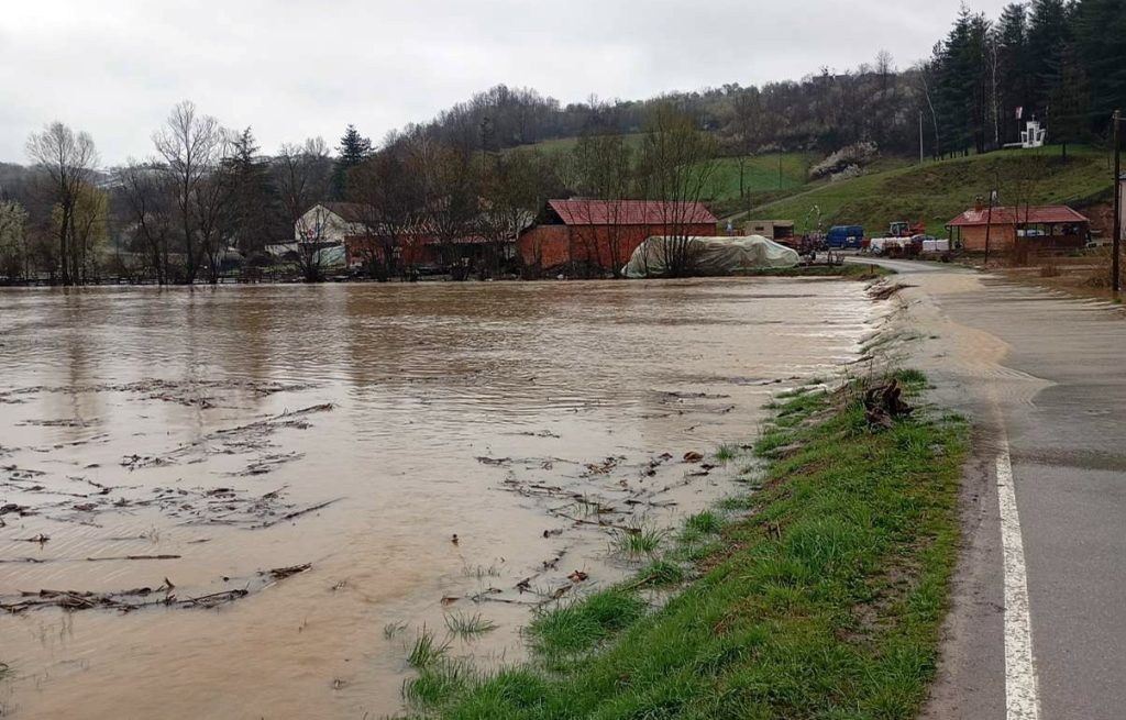 Pripadnici Sektora za vanredne situacije na terenu zbog intenzivnih padavina - Palanka info