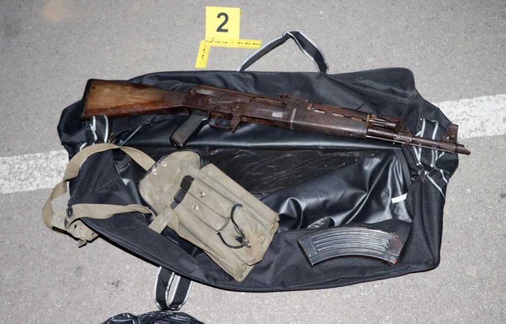 USPEŠNA AKCIJA POLICIJE U MLADENOVCU: Uhapšen mladić sa automatskom puškom i municijom - Palanka info