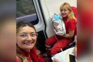 ČUDO UOČI PRAZNIKA: BEBA STIGLA NA SVET NA PUMPI KOD SOPOTA, SLIKA IZ HITNE POMOĆI KOJA JE ODUŠEVILA SRBIJU - Palanka info - Palanka info