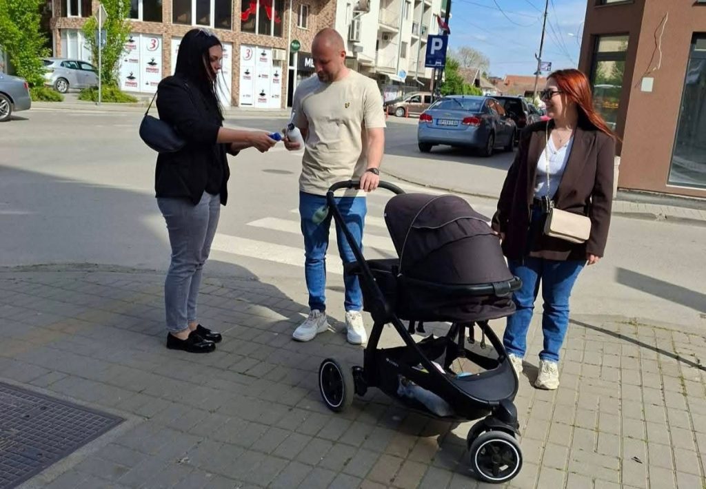 RAZGOVOR SA GRAĐANIMA: Štandovi Srpske napredne stranke na dve lokacije u Smederevskoj Palanci - Palanka info