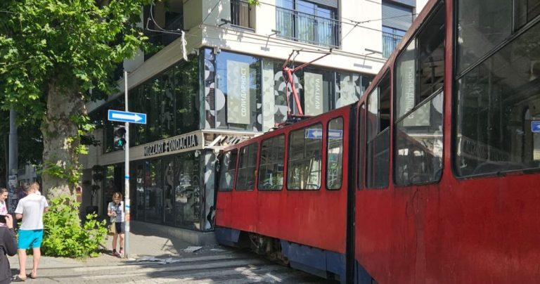 Teška saobraćajna nezgoda na Dorćolu: Tramvaj iskliznuo iz šina i udario u zgradu - Palanka info