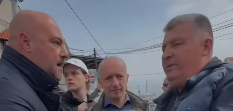 SKANDALOZAN SNIMAK IZ RESNIKA: "OČI ĆU VAM IZVADITI!" Zvonko Leković brutalno nasrnuo na Dejana Paunovića, jezive pretnje funkcioneru SNS na sred ulice! (VIDEO) - Palanka info