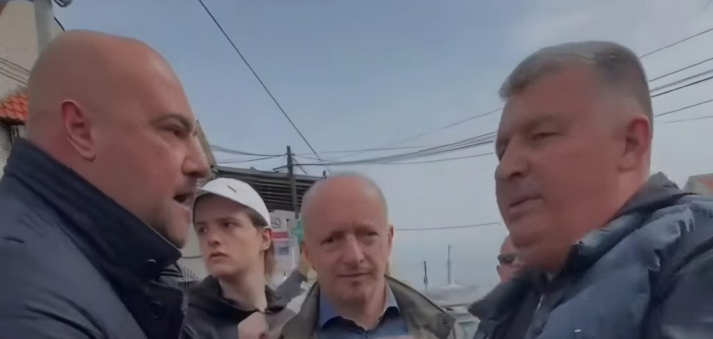 SKANDALOZAN SNIMAK IZ RESNIKA: "OČI ĆU VAM IZVADITI!" Zvonko Leković brutalno nasrnuo na Dejana Paunovića, jezive pretnje funkcioneru SNS na sred ulice! (VIDEO) - Palanka info SKANDALOZAN SNIMAK IZ RESNIKA: "OČI ĆU VAM IZVADITI!" Zvonko Leković brutalno nasrnuo na Dejana Paunovića, jezive pretnje funkcioneru SNS na sred ulice! (VIDEO) - Palanka info