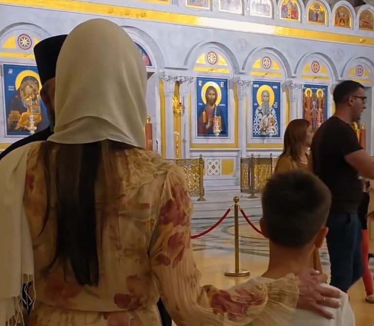 TAMARA VUČIĆ SA SINOM VUKANOM ČEKALA SATIMA: Poklonjenje Pojasu Presvete Bogorodice u Hramu Svetog Save - Palanka info