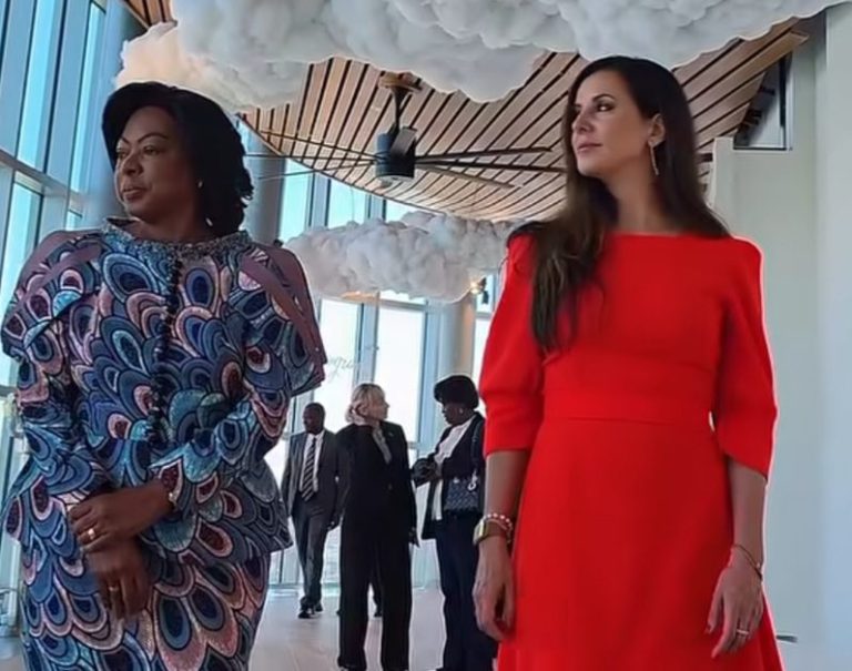 ISTORIJSKA POSETA: TAMARA VUČIĆ I PRVA DAMA ANGOLE OBIŠLE KALEMEGDAN I RADIONICU STARIH ZANATA - Palanka info