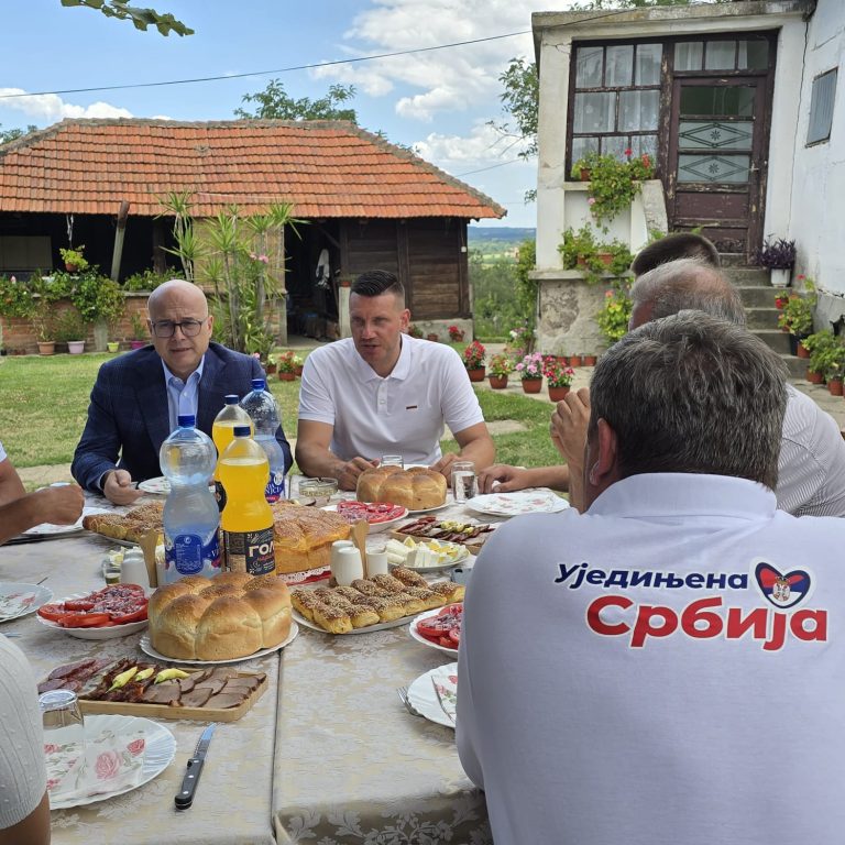 MILOŠ VUČEVIĆ OBIAO PORODICU PAJKOVIĆ I SELO MRAMORAC: Meštani priredili srdačan doček! - Palanka info