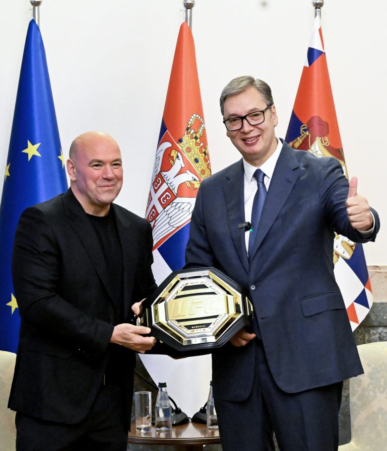 VUČIĆ SE SASTAO SA DEJNOM VAJTOM: UFC SPEKTAKL U BEOGRADU RASPRODAT ZA SAMO 22 MINUTA, PREDSEDNIK POKLONIO GUSLE I ZASTAVU - Palanka info