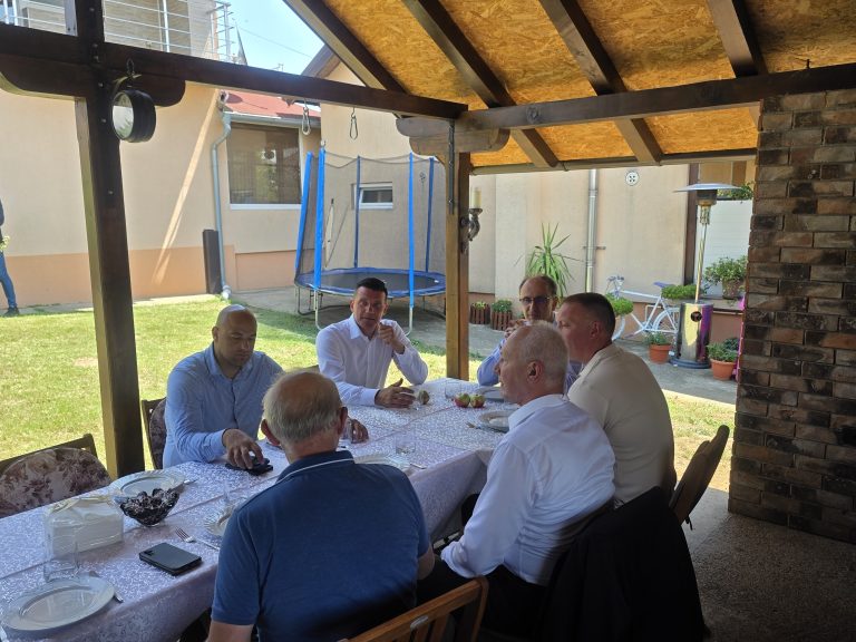 DRŽAVA I LOKALNA SAMOUPRAVA NA ISTOM ZADATKU: Premijer Macut i Nikola Vučen posetili porodicu Stevanović u Maloj Plani kod Smederevske Palanke - Palanka info
