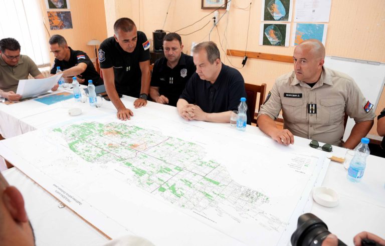 ODLUČNA BORBA SA VATRENOM STIHIJOM: Potpredsednik Vlade i ministar unutrašnjih poslova Ivica Dačić obišao požarište u Deliblatskoj peščari, broj žarišta sveden sa 64 na tri - Palanka info