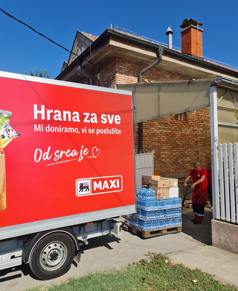 VIŠE OD 56 PALETA POMOĆI ZA VATROGASCE – SRBIJA POKAZALA VELIKO SRCECoca-Cola HBC Srbija, Maxi Srbija, Bambi i Nestlé, zajedno sa Bankom hrane Vojvodina i partnerima na terenu, za svega nekoliko dana obezbedili su više od 56 paleta vode, napitaka i hrane za vatrogasce. - Palanka info