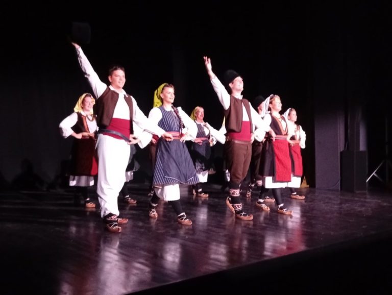 TRADICIJA I MLADOST ZABLISTALE NA SCENI: VELIČANSTVENO VEČE FOLKLORA U GRADSKOM POZORIŠTU U SMEDEREVSKOJ PALANCI - Palanka info