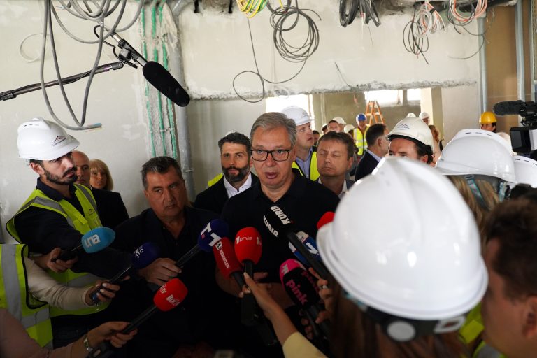 Istorijska ulaganja u zdravstvo: Vučić obišao radove na Klinici za ginekologiju i akušerstvo, najavljena modernizacija porodilišta širom Srbije - Palanka info