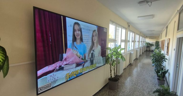 LEP GEST PALANČANINA: Nemanja Neš Popović donirao impresivan Smart televizor OŠ „Olga Milošević“ - Palanka info