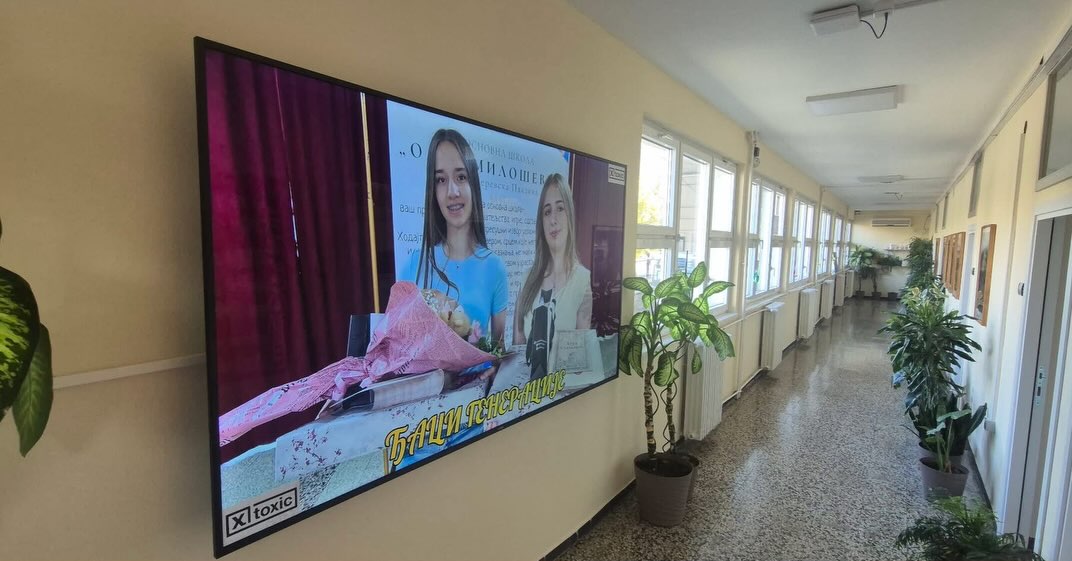 LEP GEST PALANČANINA: Nemanja Neš Popović donirao impresivan Smart televizor OŠ „Olga Milošević“ - Palanka info