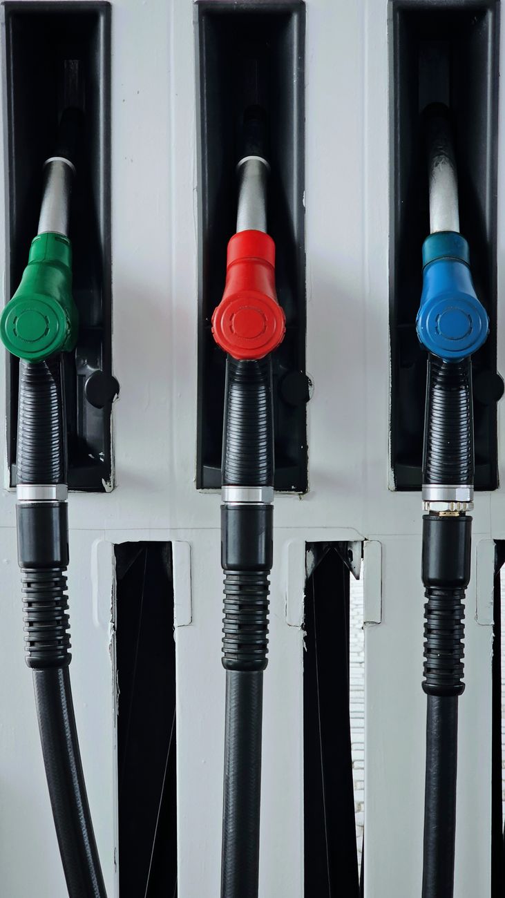 NOVE CENE GORIVA NA PUMPAMA: DIZEL POSKUPEO, BENZIN JEFTINIJI - Palanka info colorful fuel pumps at a gas station