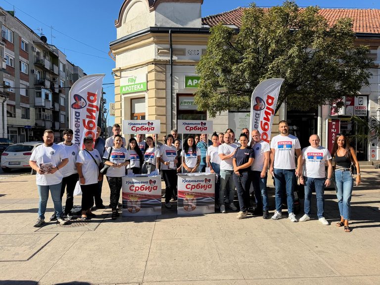 Veliko interesovanje mladih za politiku Aleksandra Vučića: Održan štand SNS-a u Smederevskoj Palanci - Palanka info