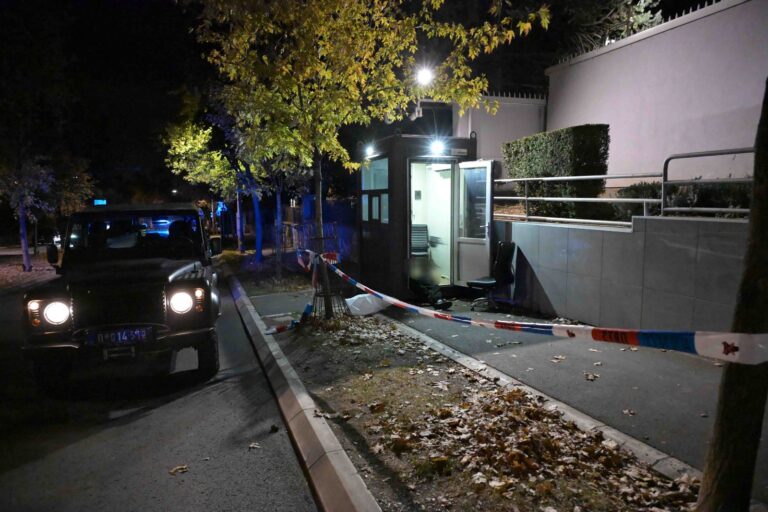 TERORISTIČKI NAPAD U BEOGRADU: Maloletnik sa dva noža napao pripadnika Žandarmerije ispred ambasade Izraela, policajac ga likvidirao u samoodbrani! - Palanka info