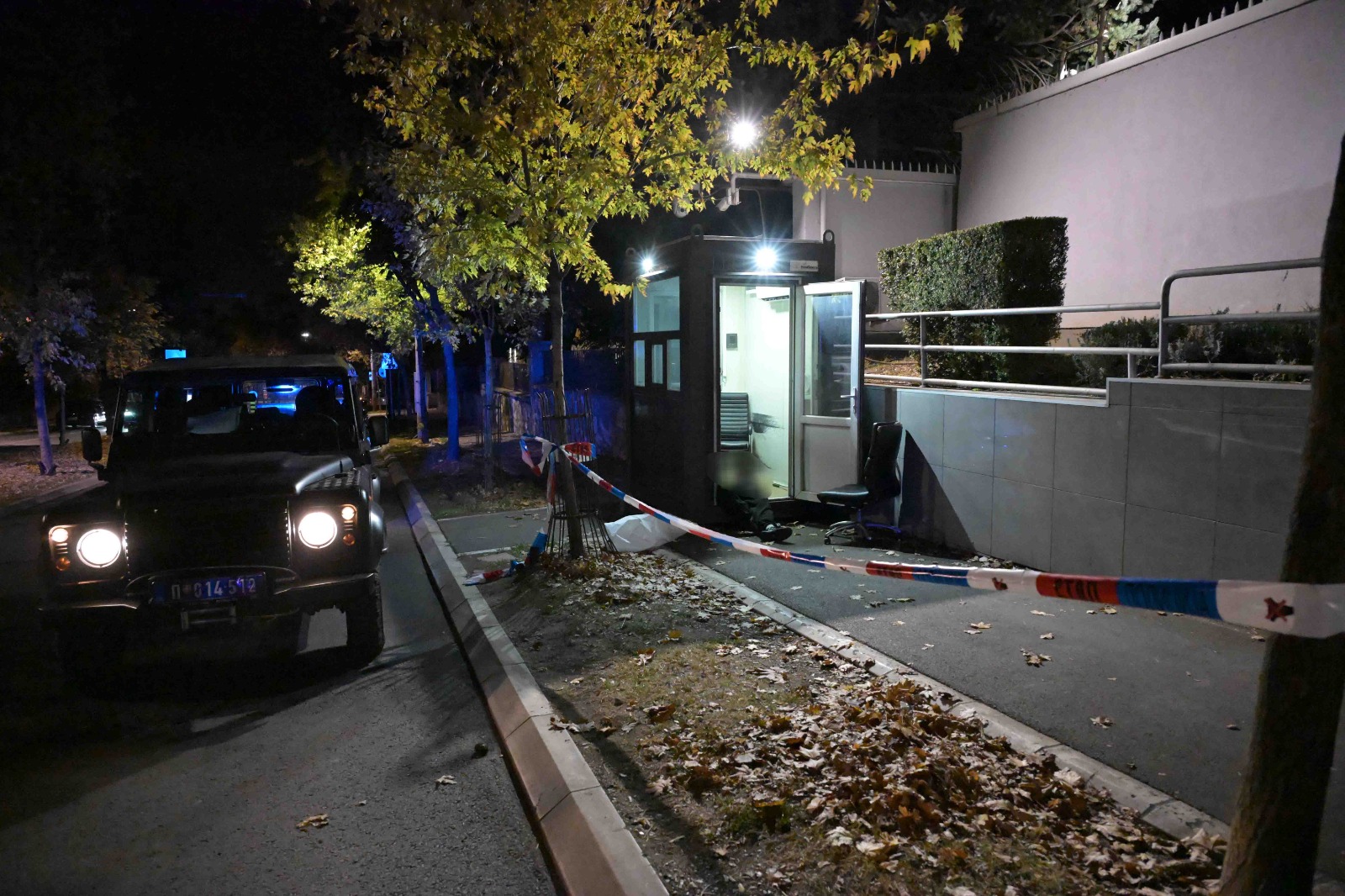 TERORISTIČKI NAPAD U BEOGRADU: Maloletnik sa dva noža napao pripadnika Žandarmerije ispred ambasade Izraela, policajac ga likvidirao u samoodbrani! - Palanka info