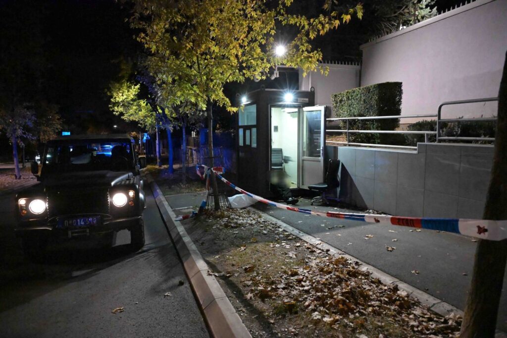 TERORISTIČKI NAPAD U BEOGRADU: Maloletnik sa dva noža napao pripadnika Žandarmerije ispred ambasade Izraela, policajac ga likvidirao u samoodbrani! - Palanka info