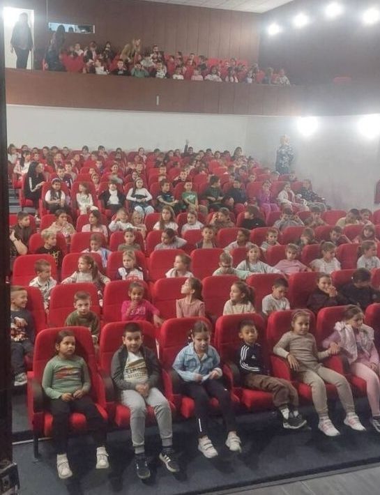 DECA SU IGRALA ZA DECU: PREPUNA SALA GRADSKOG POZORIŠTA, MALIŠANI UJEDINJENI U HUMANITARNOJ MISIJI ZA NAŠU DANICU - Palanka info