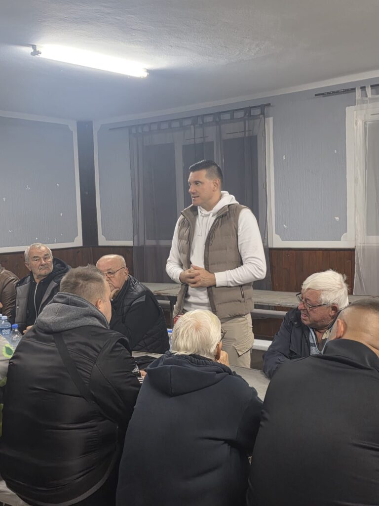 Snažna podrška stranačkom i državnom rukovodstvu: Predsednik OO SNS Smederevska Palanka Nikola Vučen sa meštanima Baničine i Goloboka - Palanka info